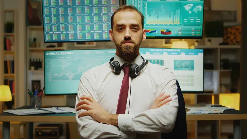 صورة لاختيار وسيط فوركس مناسب، موظف خدمة العملاء في مكتب فوركس